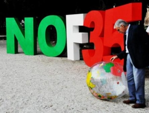 Quello che ormai in ogni parte d\'italia è diventato il logo della campagna contro gli F35